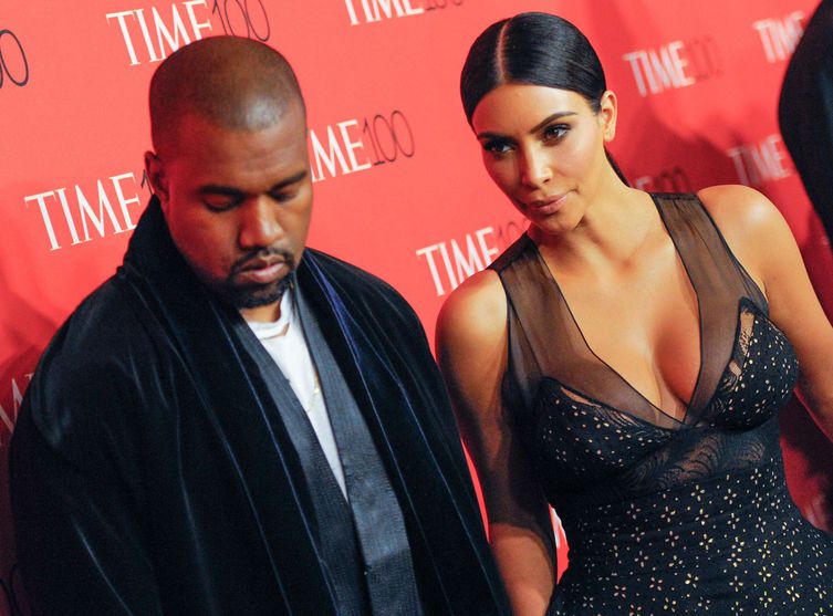 PHOTOS Kanye West et Kim Karda­shian : une femme tombe à leurs pieds, ils restent impas­sibles