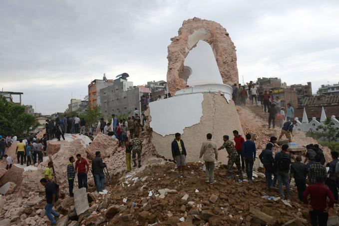 Séisme au Népal: le bilan s'alourdit à 688 morts