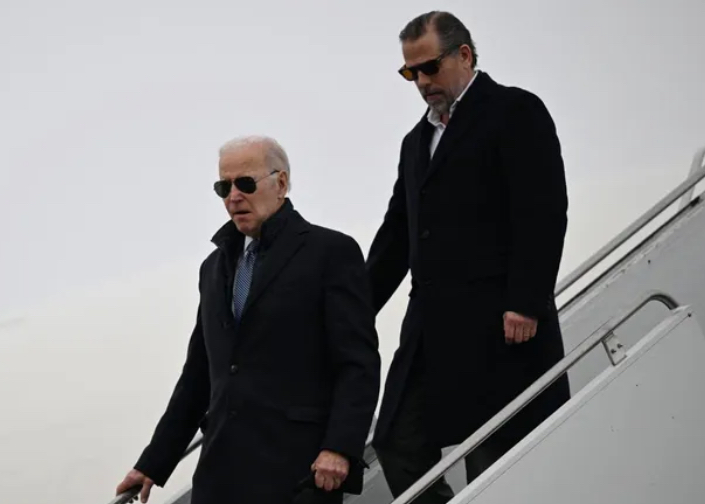 Joe Biden et son fils, Hunter, descendent d'un avion. © Andrew Caballero-Reynolds