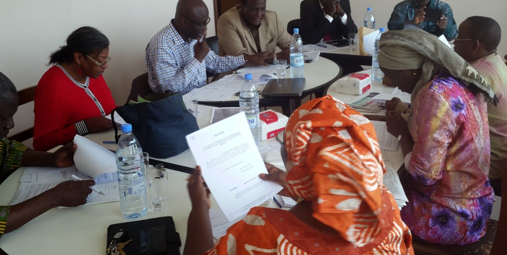 Les sept (7) juges du Tribunal des Pairs du CORED en délibération