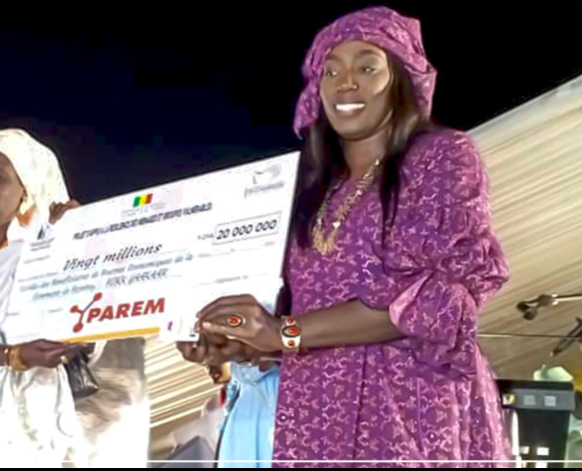 Diourbel : la ministre Fatou Diané octroie plus de 646 millions  FCFA aux femmes entrepreneurs pour leur autonomisation