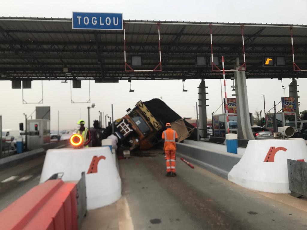 Spectaculaire accident sur l'Autoroute à péage: un camion se renverse à hauteur du poste de Toglou (Vidéo)