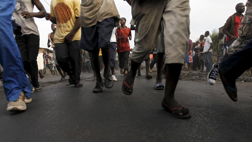 Les manifestants ont fait demi-tour en courant et ont pris la direction opposée au centre ville. REUTERS/Thomas Mukoya