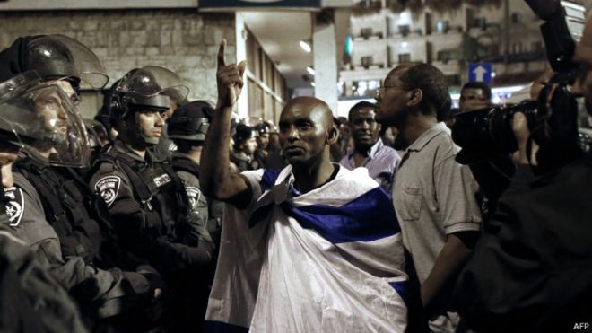 Des falashas protestent devant la résidence du PM israélien, le 30 avril 2015, après la diffusion d'une vidéo montrant des actes jugés racistes.