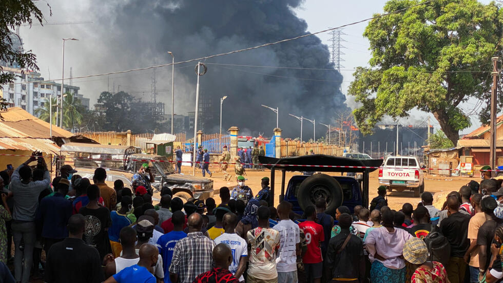 Guinée: les niveaux de pollution surveillés, une semaine après l’explosion du principal dépôt de carburant