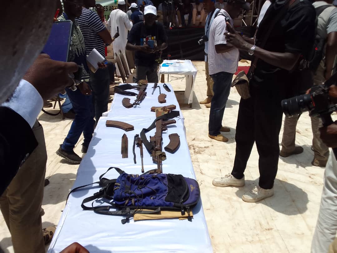 Signature des accords de paix de Mongone : des armes d’anciens combattants de la base de « Diakaye » incinérées à Birassi