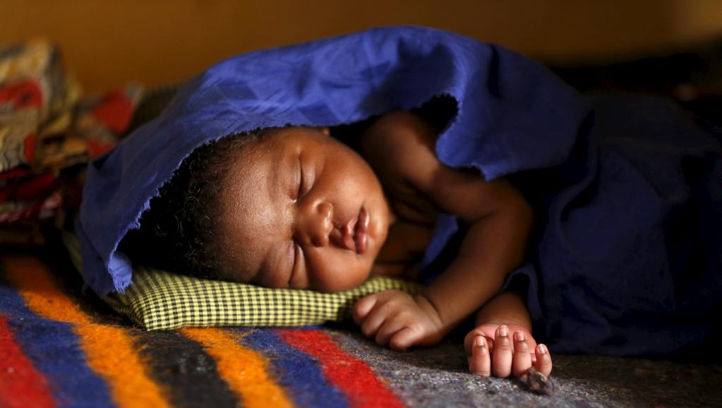 Cet enfant est né alors que sa mère était retenue par Boko Haram dans la forêt de Sambisa au Nigeria. Depuis leur libération, il est en observation à l’hôpital de Yola, ce 3 mai 2015. REUTERS/Afolabi Sotunde