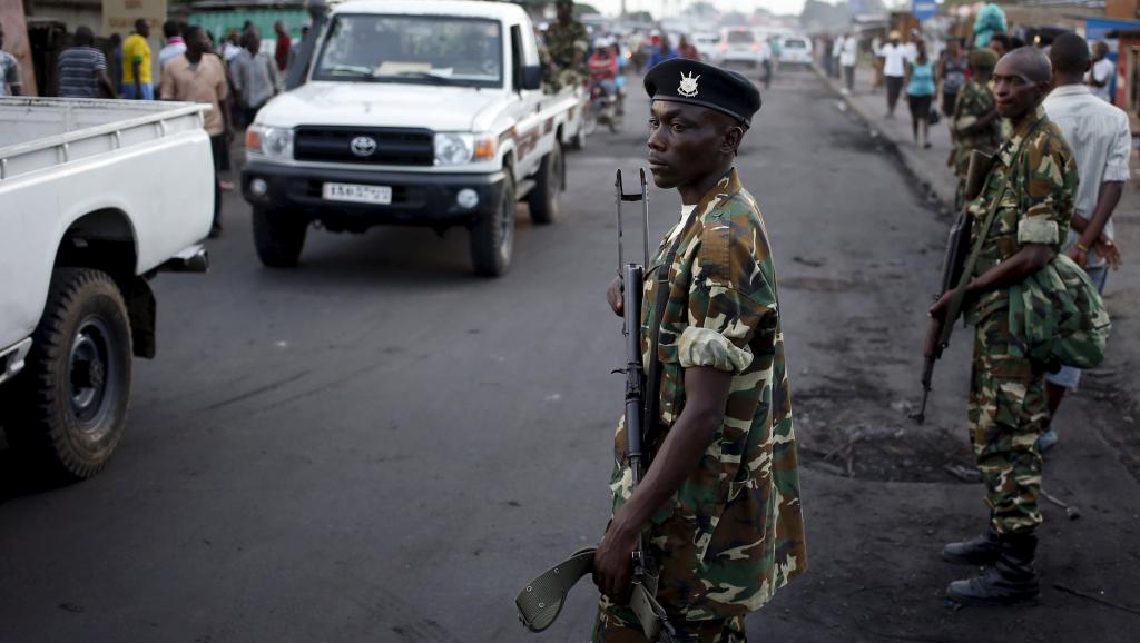 Des militaires burundais positionnés dans une rue de Bujumbura, où la trêve décrétée par les manifestants a été globablement respectée. REUTERS/Goran Tomasevic