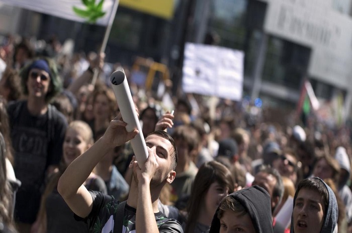 Légalisation du cannabis: des centaines de manifestants à Paris