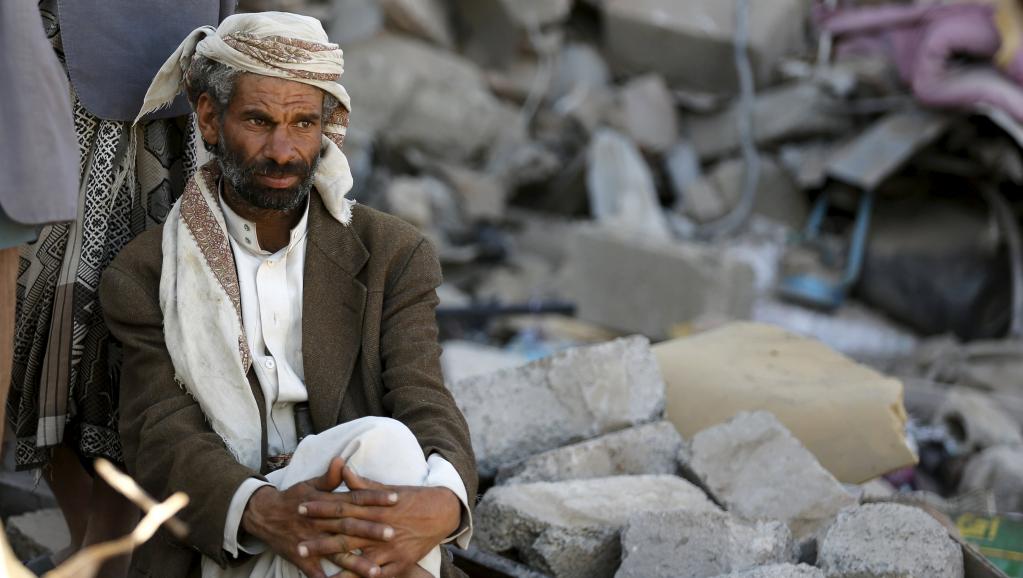 Un homme se tient dans les décombres de sa maison à Sanaa. En un mois et demi de combats, beaucoup de Yéménites ont été jetés sur les routes et manquent de tout. REUTERS/Khaled Abdullah