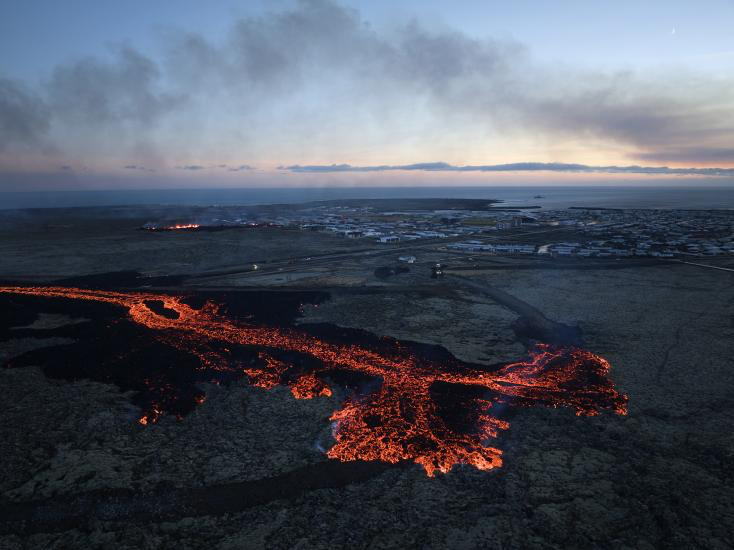 Islande : une éruption volcanique touche une ville portuaire et brûle des maisons