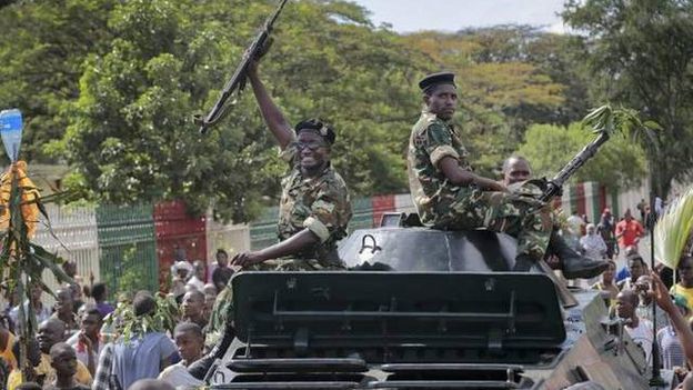 Des soldats à Bujumbura la capitale burundaise célèbrent l'annonce d'un coup d'Etat.
