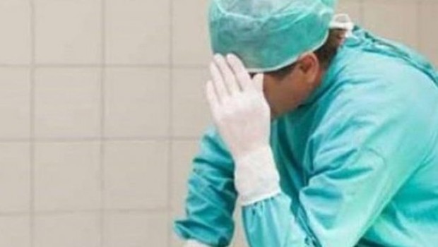 Un gynécologue oublie son téléphone mobile dans l'abdomen d'une femme