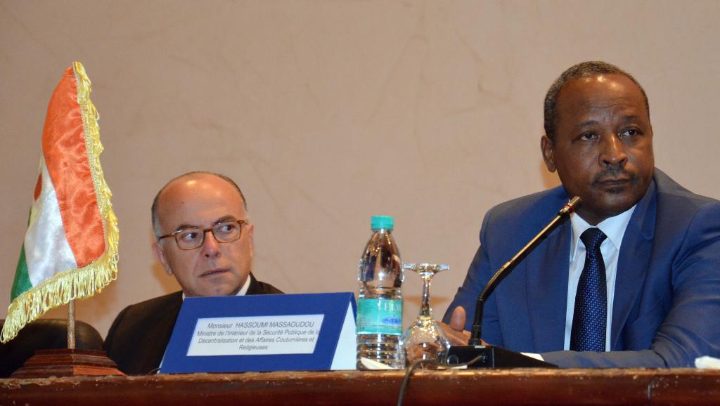 Le ministre français de l'Intérieur Bernard Cazeneuve (g.), et son homologue nigérien Hassoumi Massaoudou, le 14 mai 2015 à Niamey.