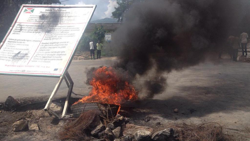 Des manifestants ont commencé à ériger de nouvelles barricades à Bujumbura. Les policiers menacent de les considerer comme des putschistes, le 15 mai.