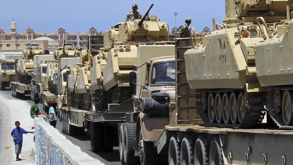 Déploiement de chars égyptiens dans le Sinaï. La région est fréquemment secouée par des attentats jihadistes. REUTERS/Mohamed Abd El Ghany