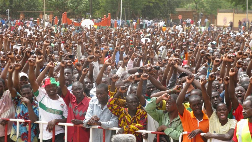 Des milliers de personnes se sont rassemblés à Ouagadougou en soutien au nouveau code électoral sur la transition du pays, le 25 avril 2015. RFI/Yaya Boudani