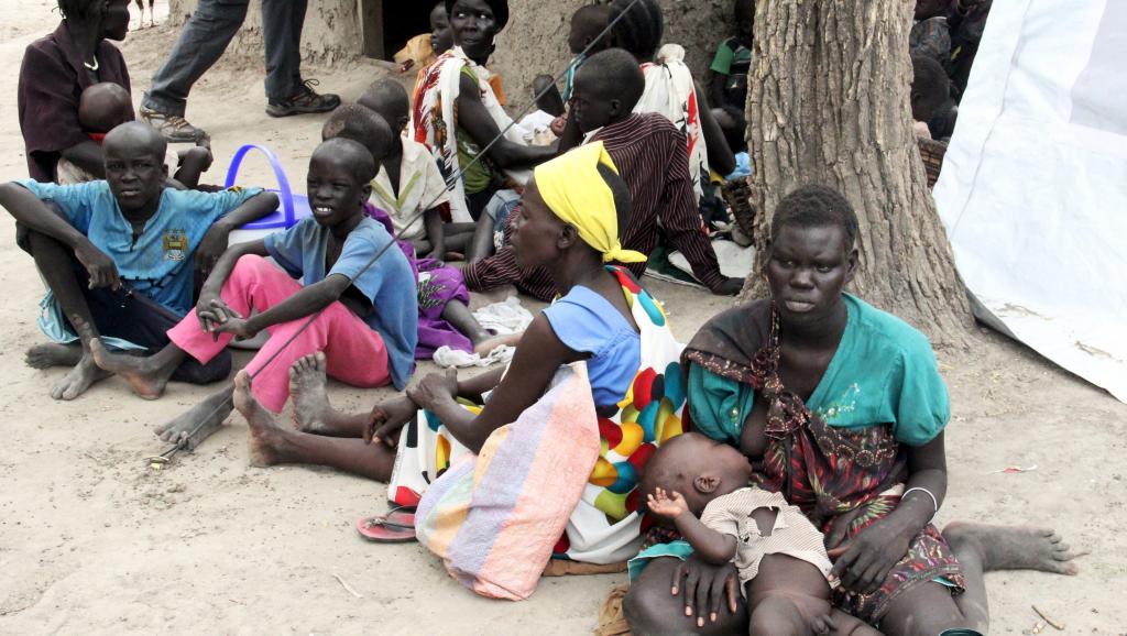 Des habitants de Malakal qui ont fui les combats dans la ville désormais désertée. REUTERS/Denis Dumo