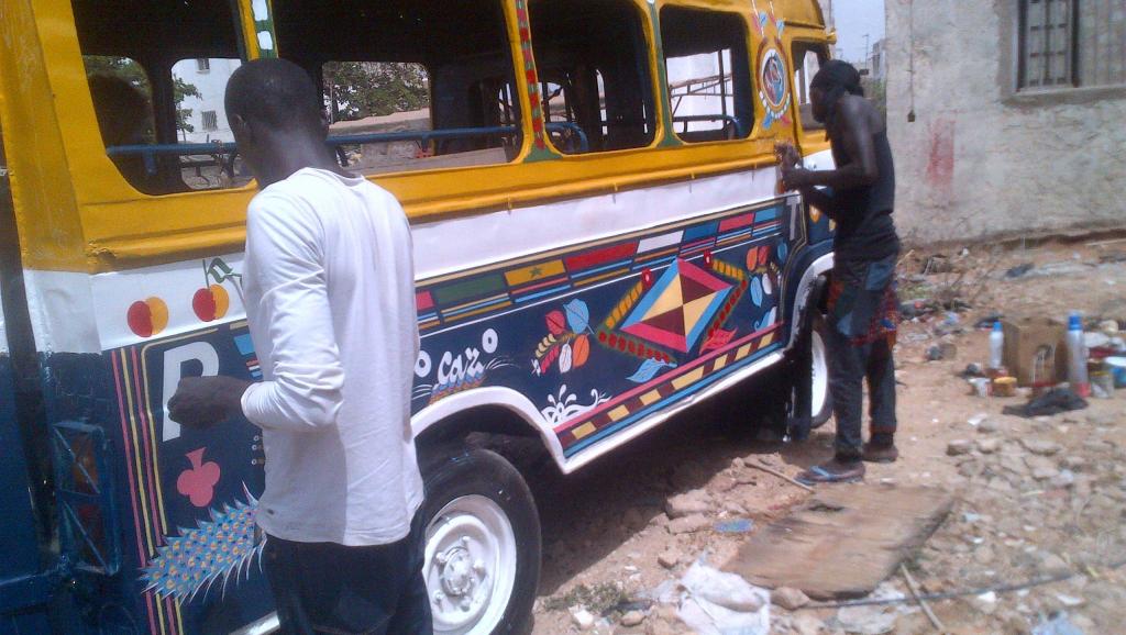 Les cars rapides, symboles du Sénégal, au Musée de l'Homme à Paris