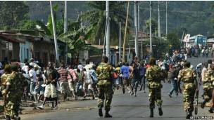 La police face aux manifestants à Bujumbura