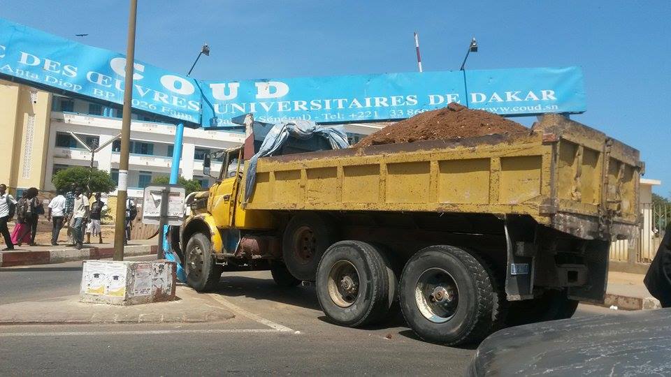 Dernière minute : un camion fou termine sa course dans la porte principale de l'UCAD