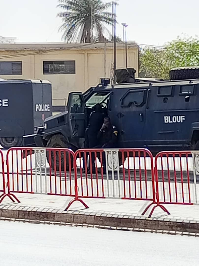 Manifestation du collectif des familles des ‘’détenus politiques’’ : les forces de l’ordre barricadent la place de la Nation 
