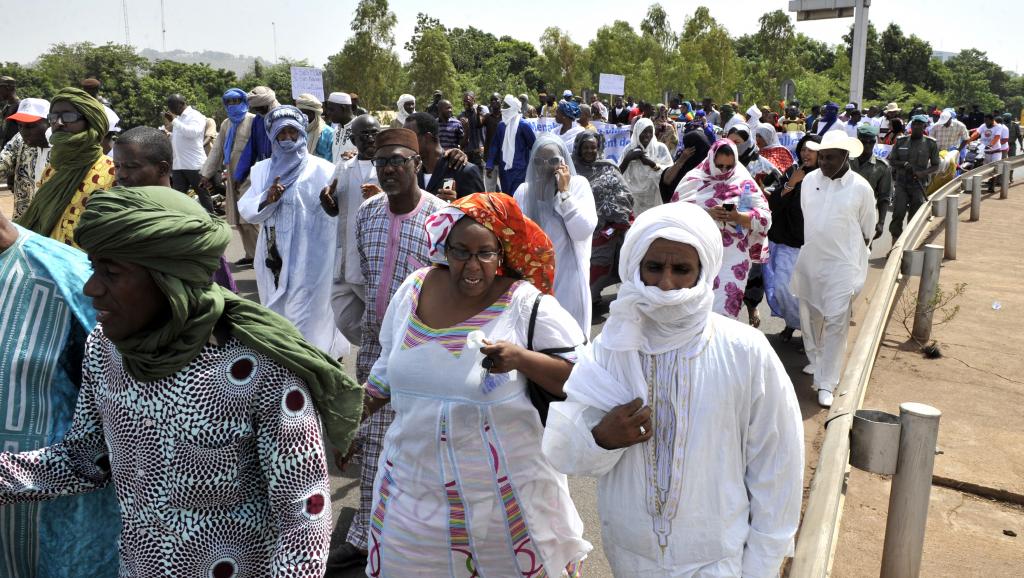 Manifestation, à Bamako, le 2 mai 2015, des habitants de la région de Ménaka pour la «libération» de Ménaka par les forces pro-gouvernementales. HABIBOU KOUYATE / AFP