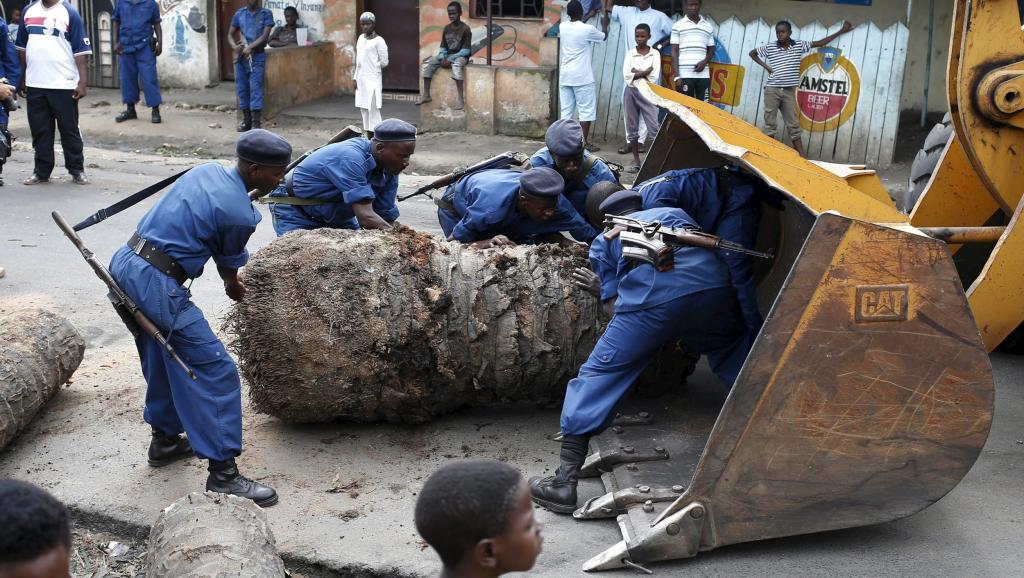 Des policiers démontent une barricade à Bujumbura le 30 mai. De nouveaux appels à manifester ont été lancés pour ce dimanche 31 mai.