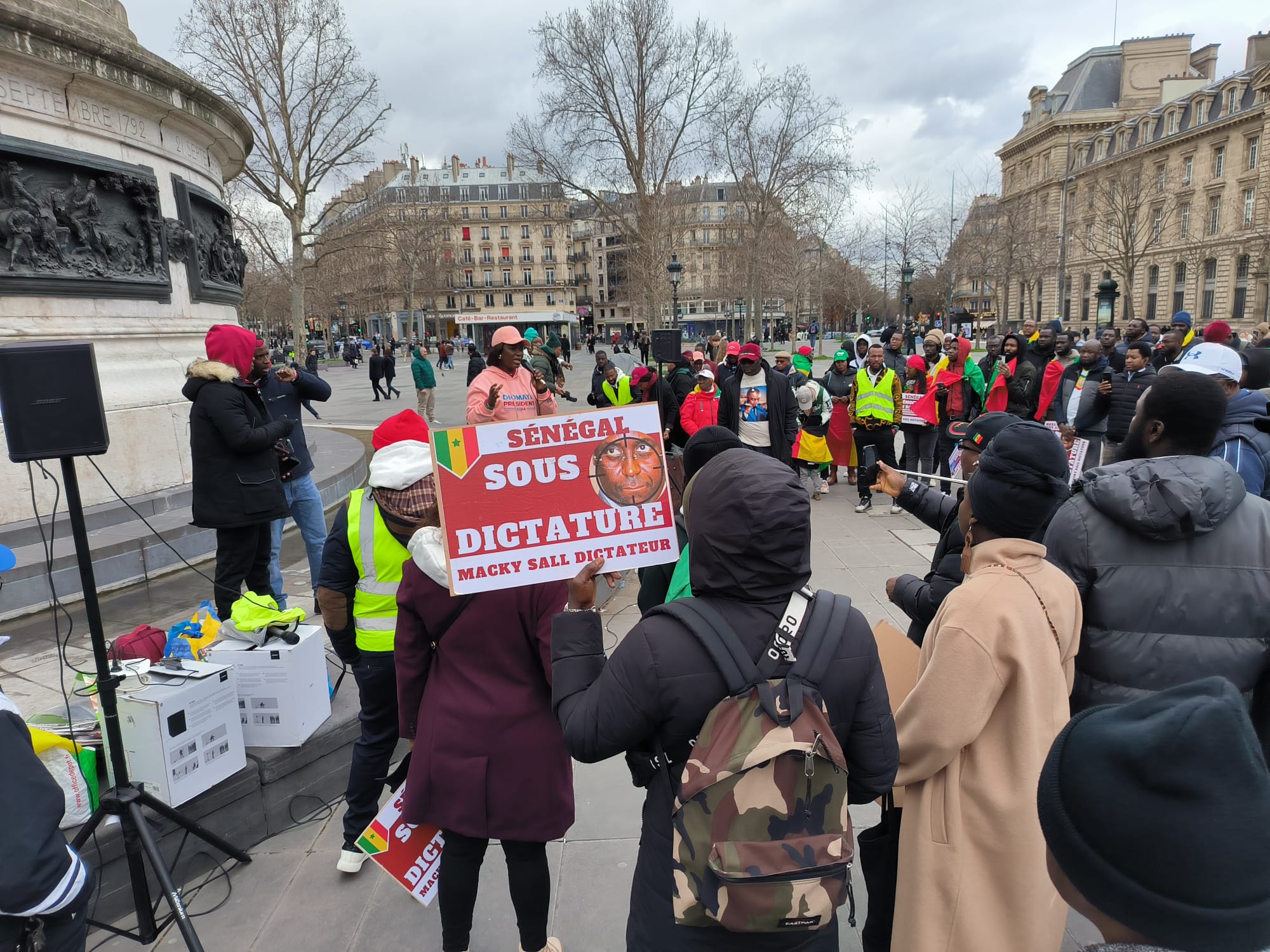 Paris : une grande manifestation pour "dénoncer le putsch constitutionnel" de Macky Sall (images)