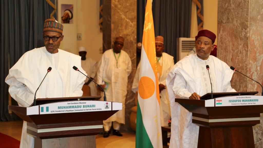 Le président nigérian Muhammadu Buhari (G) et son homologue nigérien Mahamadou Issoufou à Niamey, le 3 juin 2015. REUTERS/Tagaza Djibo