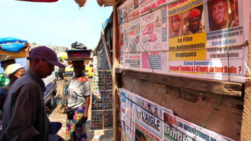 Journaux guinéens au marché de Medina à Conakry. Reuters / Emmanuel Braun