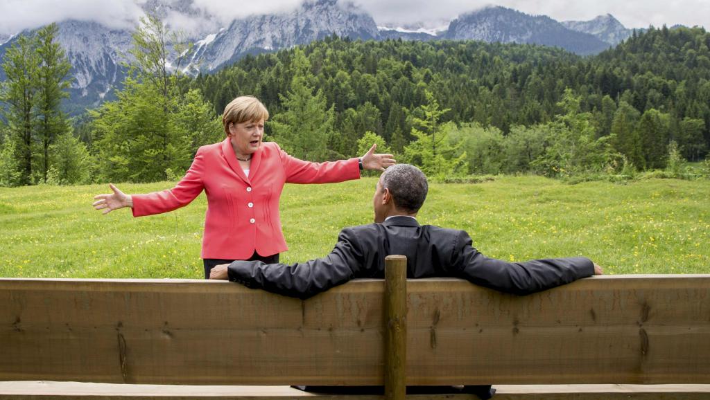 Angela Merkel, chancelière allemande, et Barack Obama, président des Etats-Unis, devisent en marge du sommet du G7 en Allemagne, le 8 juin 2015. REUTERS/Michael Kappeler