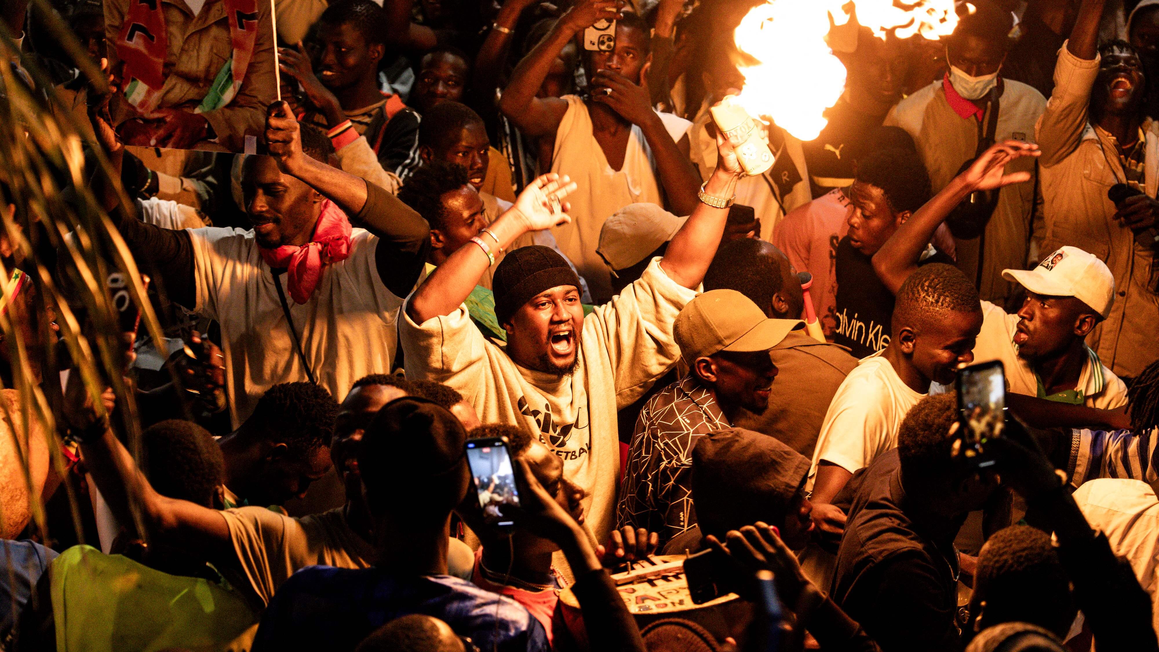 une foule hystérique la nuit de la libération de Sonko et Diomaye