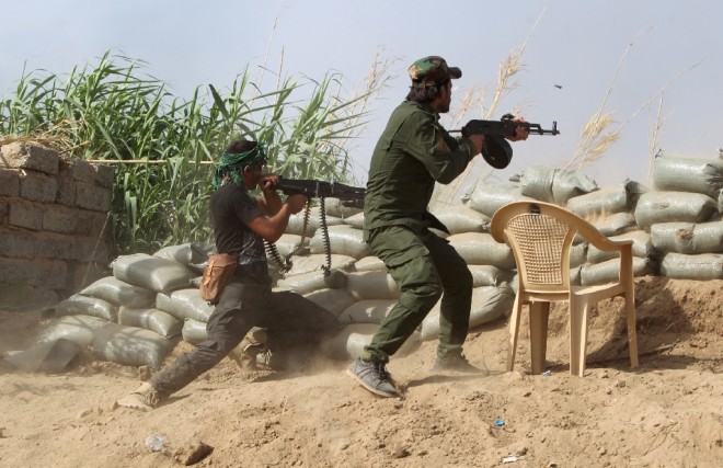 Des soldats irakiens combattent des membres du groupe Etat Islamique dans le nord de Bagdad, le 25 mai 2015