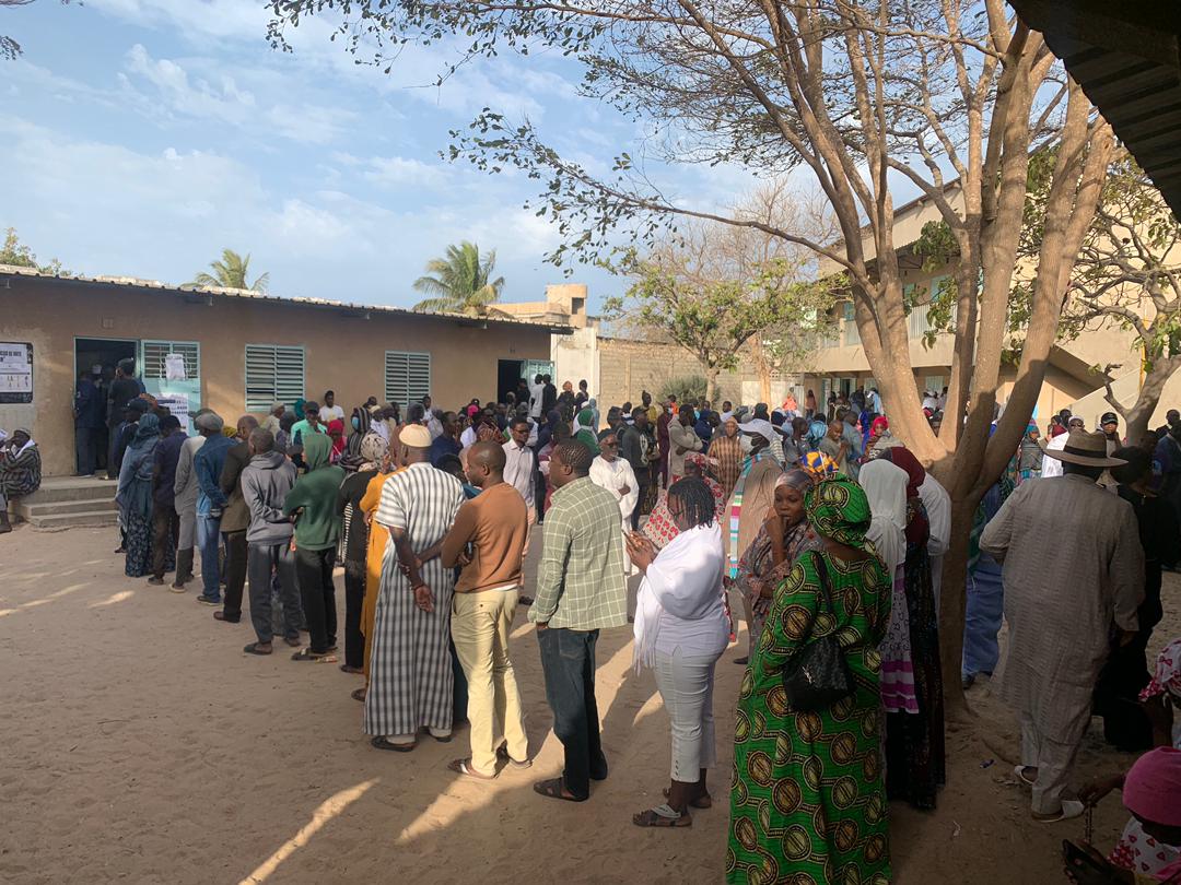 Centre de vote Ndeye Marie (Grand Mbao) : le vote a démarré avec une forte affluence des électeurs