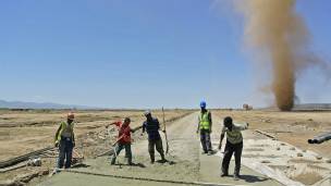 Des ouvriers occupés sur le chantier du chemin de fer construit par la Chine dans la région de Dire Dawa, dans le nord est de l'Ethiopie.