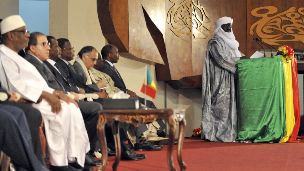 La président malien Ibrahim Boubacar Keïta (en blanc à gauche) écoute le discours de Mahamadou Djeri Maïga, vice-président de la Coordination des mouvements de l'Azawad, après la signature de l'accord de paix. AFP PHOTO / HABIBOU KOUYATE