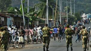 Des éléments des forces de sécurité burundaises font face à des manifestants, à Bujumbura.