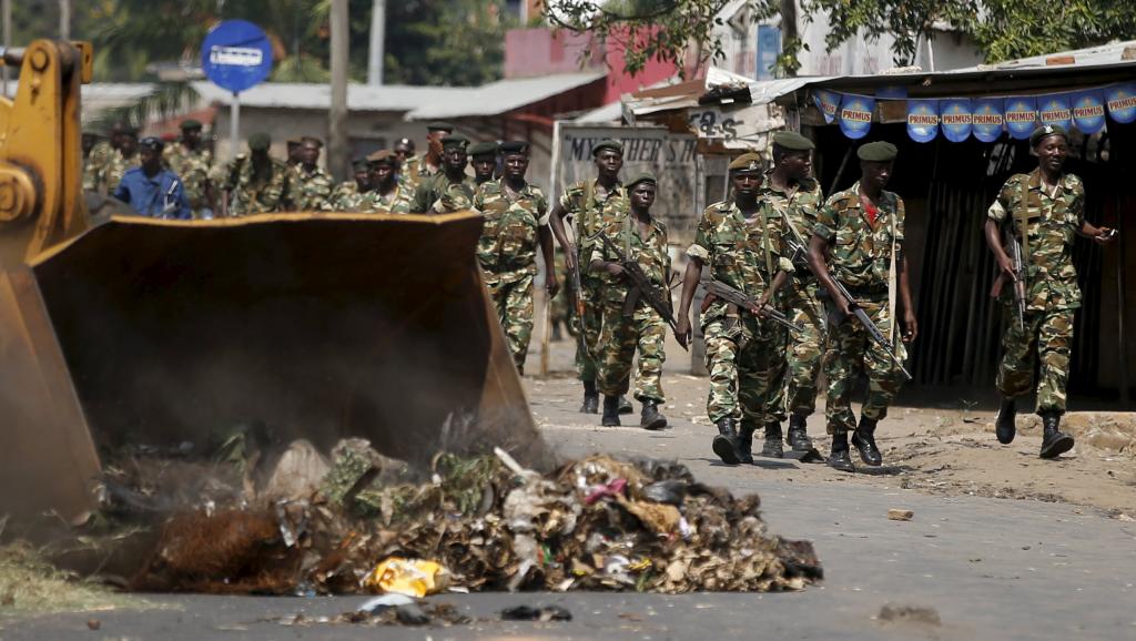 Patrouille militaire à Bujumbura le 29 mai 2015. REUTERS/Goran Tomasevic