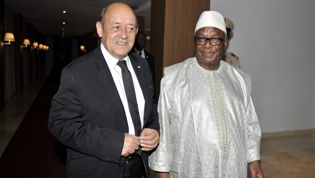 Le ministre français de la Défense, Jean-Yves Le Drian et le président malien Ibrahim Boubacar Keïta à Bamako, le 22 juin 2015. AFP PHOTO / HABIBOU KOUYATE