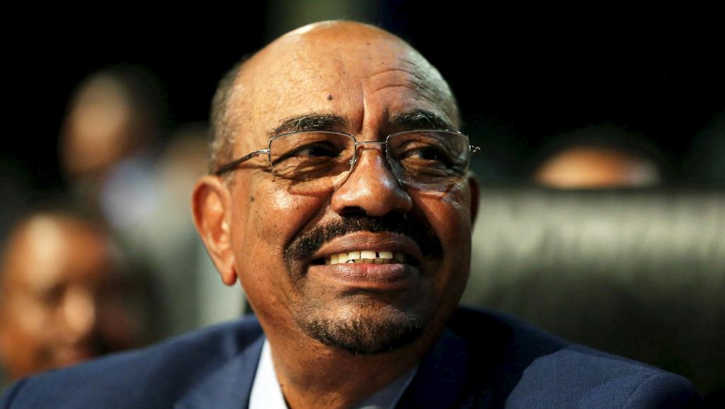 Le président Omar el-Béchir à son arrivée à Khartoum, le 15 juin 2015, en provenance de Johannesburg. REUTERS/Mohamed Nureldin Abdallah