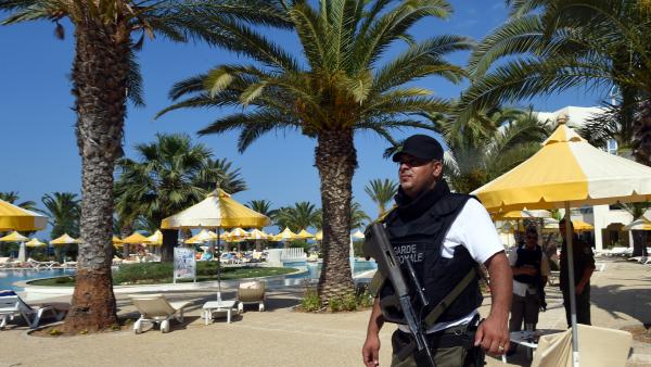 L'attentat contre un hôtel à Sousse vendredi 26 juin a fait plusieurs dizaines de morts, dont des touristes britanniques, allemands et belges. AFP PHOTO / FETHI BELAID