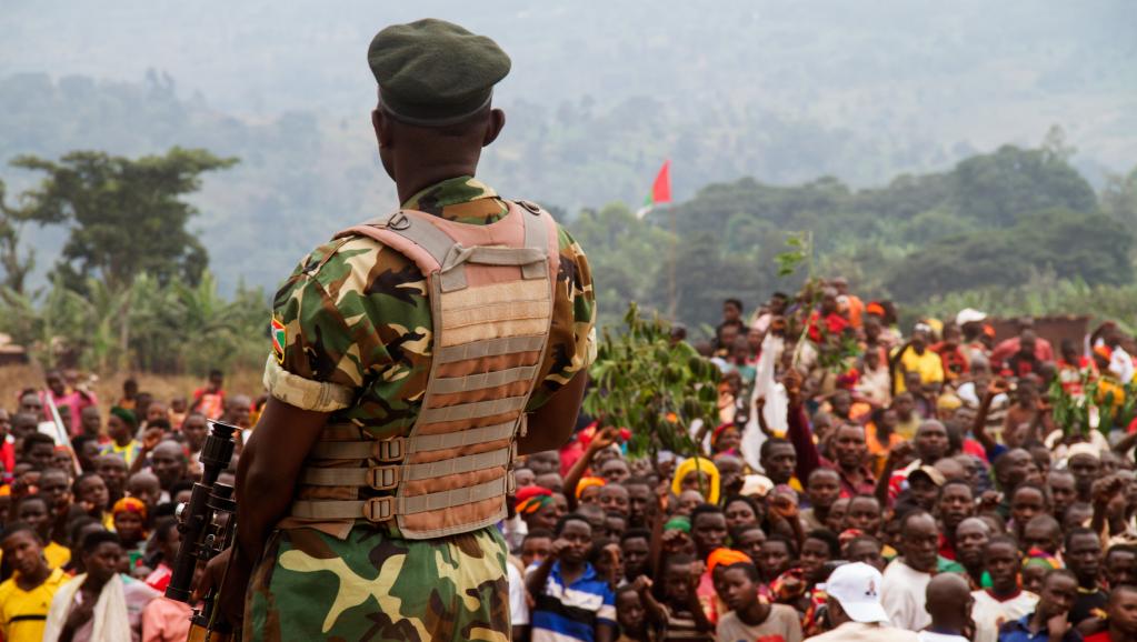 Un soldat lors d'un meeting électoral du président Pierre Nkurunziza, le 26 juin 2015. AFP PHOTO / LANDRY NSHIMIYE