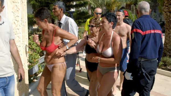 Les touristes ont été évacués de l'hôtel Riu Imperial Marhaba de Port el-Kantaoui, près de Sousse, après l'attaque meurtrière du 26 juin 2015. REUTERS/Stringer