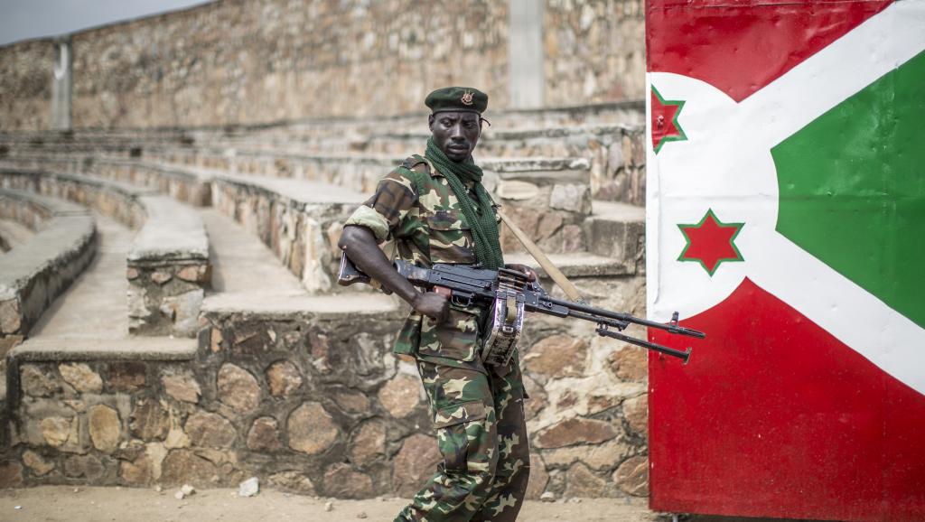 Les mesures de sécurité ont été renforcées au Burundi à la veille d'élections controversées. Ici un militaire patrouillant le 27 juin 2015. AFP PHOTO/MARCO LONGARI