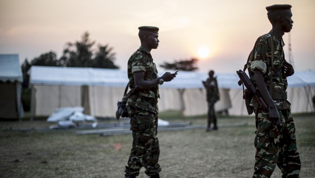 Des milliers de soldats sont mobilisés pour protéger les bureaux de vote, souvent installés dans des tentes en banlieue des quartiers sensibles pour éviter tout débordement, comme ici dans le quartier Musaga à Bujumbura