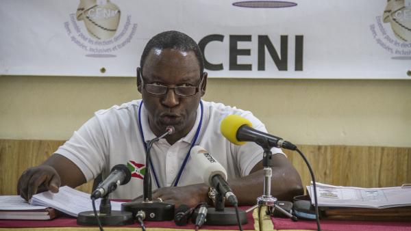 Le président de la Céni Pierre Claver Ndayicariye a tenu a rassurer la population sur la situation sécuritaire au Burundi et appelé les électeurs à se rendre aux urnes le 29 juin. Ici, lors d'une conférence de presse la veille des élections. AFP PHOTO / LANDRY NSHIMIYE