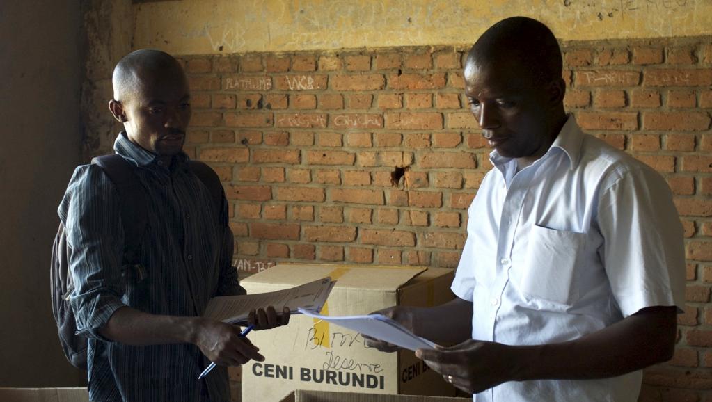 Des cadres de la Céni préparent le matériel pour les élections de ce lundi. REUTERS/Paulo Nunes dos Santos