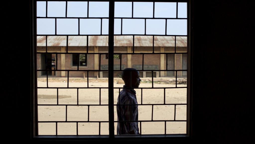 Un membre de la commission électorale nationale indépendante (Céni) du Burundi, dans un bureau de vote de Bujumbura, ce dimanche 28 juin. REUTERS/Paulo Nunes dos Santos