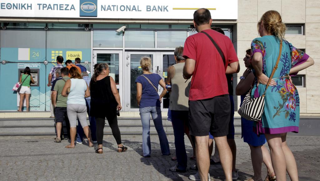 Depuis vendredi et l'annocne d'un référendum, les Grecs ont massivement retiré leur argent dans les banques du pays. REUTERS/Stefanos Rapanis